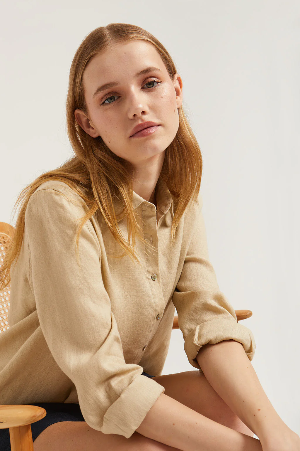Beige linen shirt with embroidered detail - Image 3