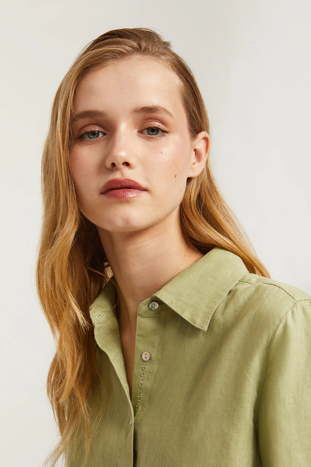 Green linen shirt with embroidered detail - Image 3
