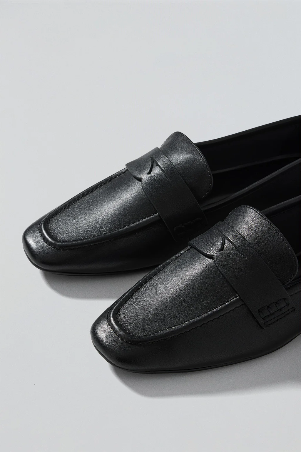 Black leather loafer Antonella with metallic detail - Image 5