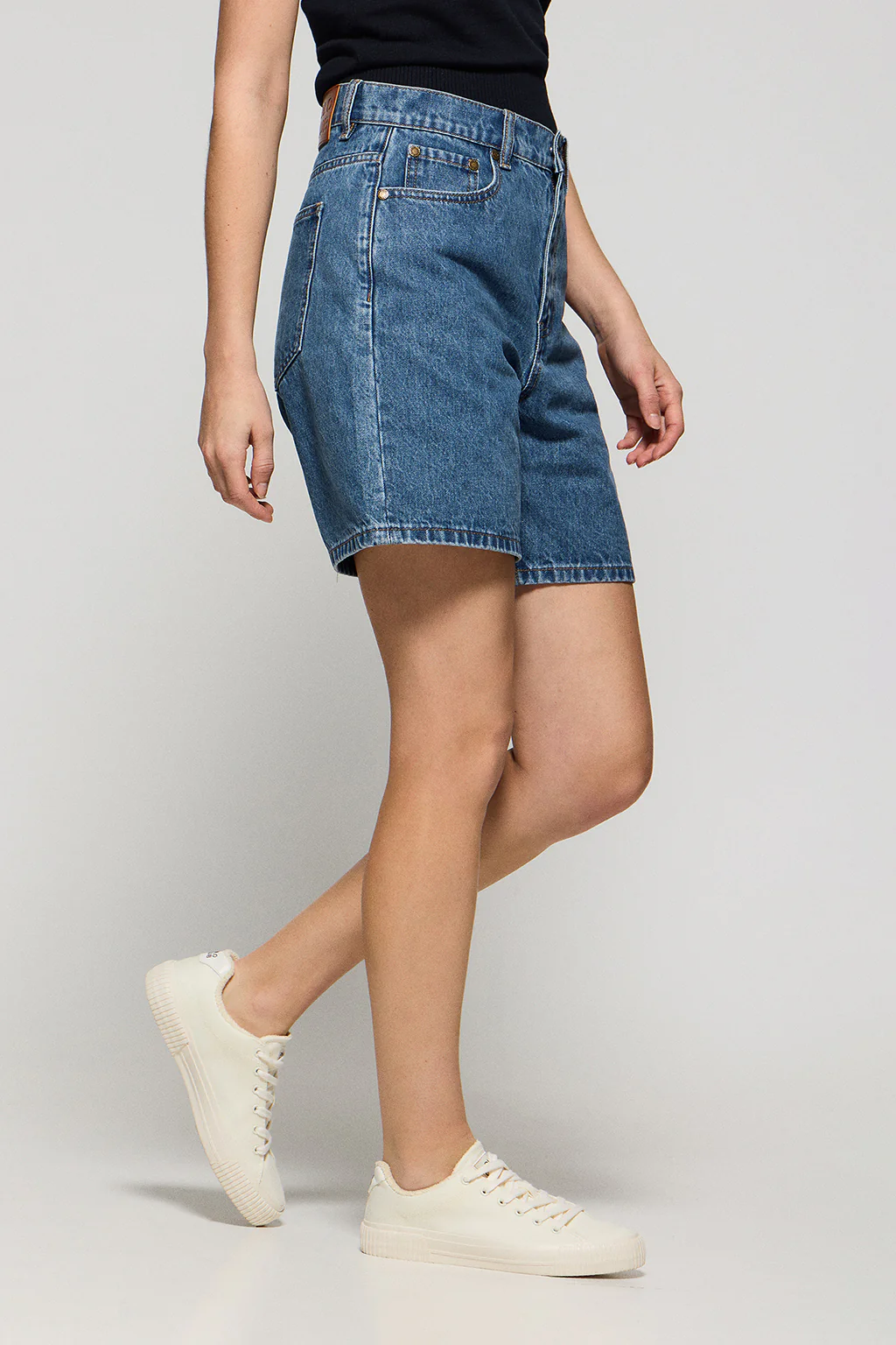 Denim shorts Juno with embroidered logo - Image 3