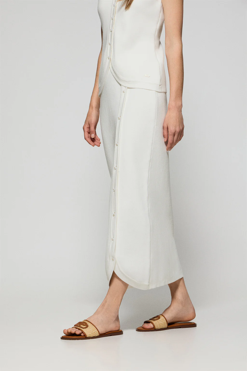 Nude buttoned knit skirt Manoban with mother-of-pearl detail - Image 4