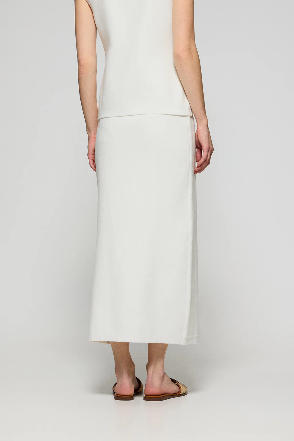Nude buttoned knit skirt Manoban with mother-of-pearl detail - Image 5