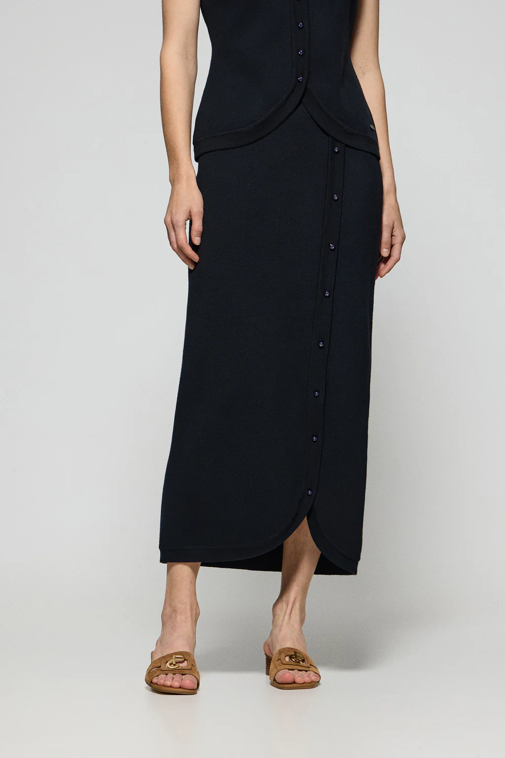 Navy-blue buttoned knit skirt Manoban with mother-of-pearl detail - Image 2