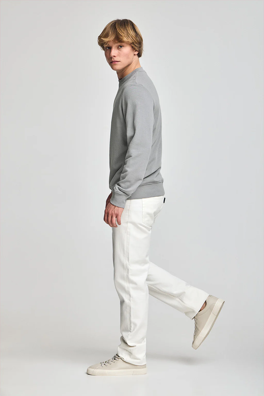 Grey round-neck relaxed sweatshirt with Rigby Go embroidery - Image 4