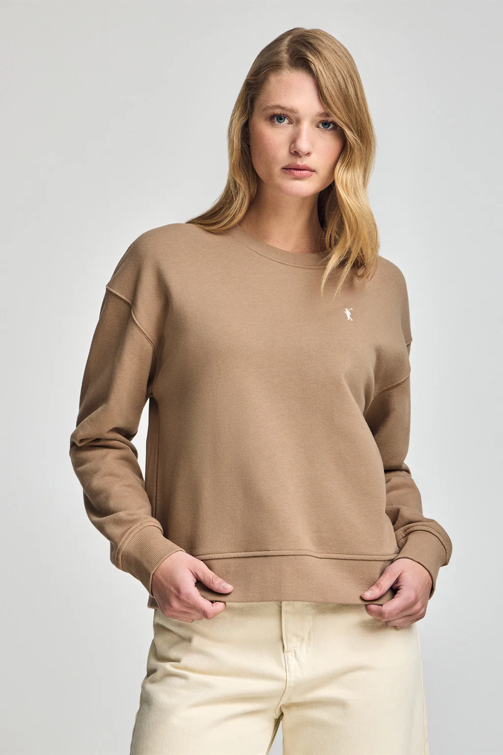 Light-brown round-neck sweatshirt with Rigby Go embroidery