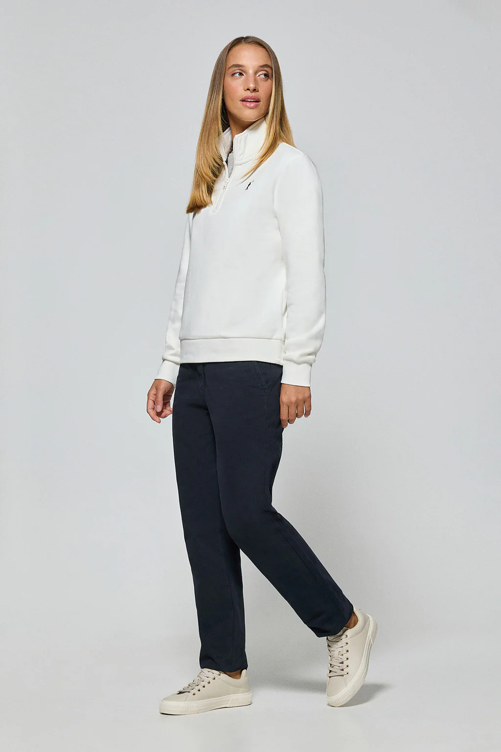 Off-white half-zip sweatshirt with Rigby Go logo - Image 4