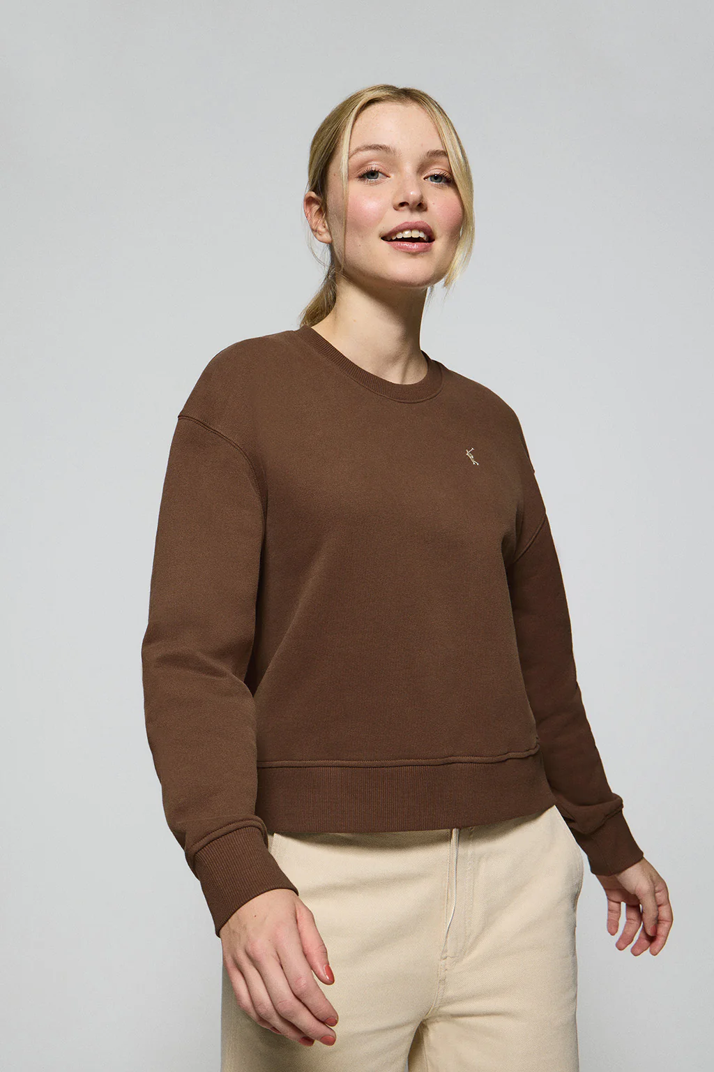 Brown round-neck sweatshirt with Rigby Go embroidered logo