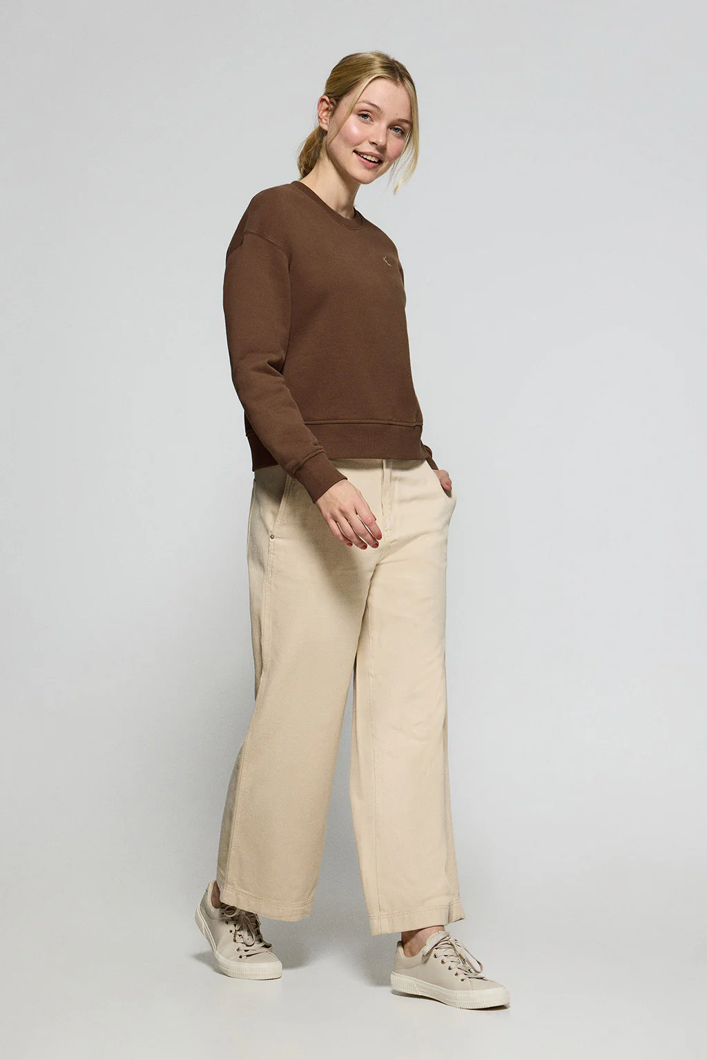Brown round-neck sweatshirt with Rigby Go embroidered logo - Image 4