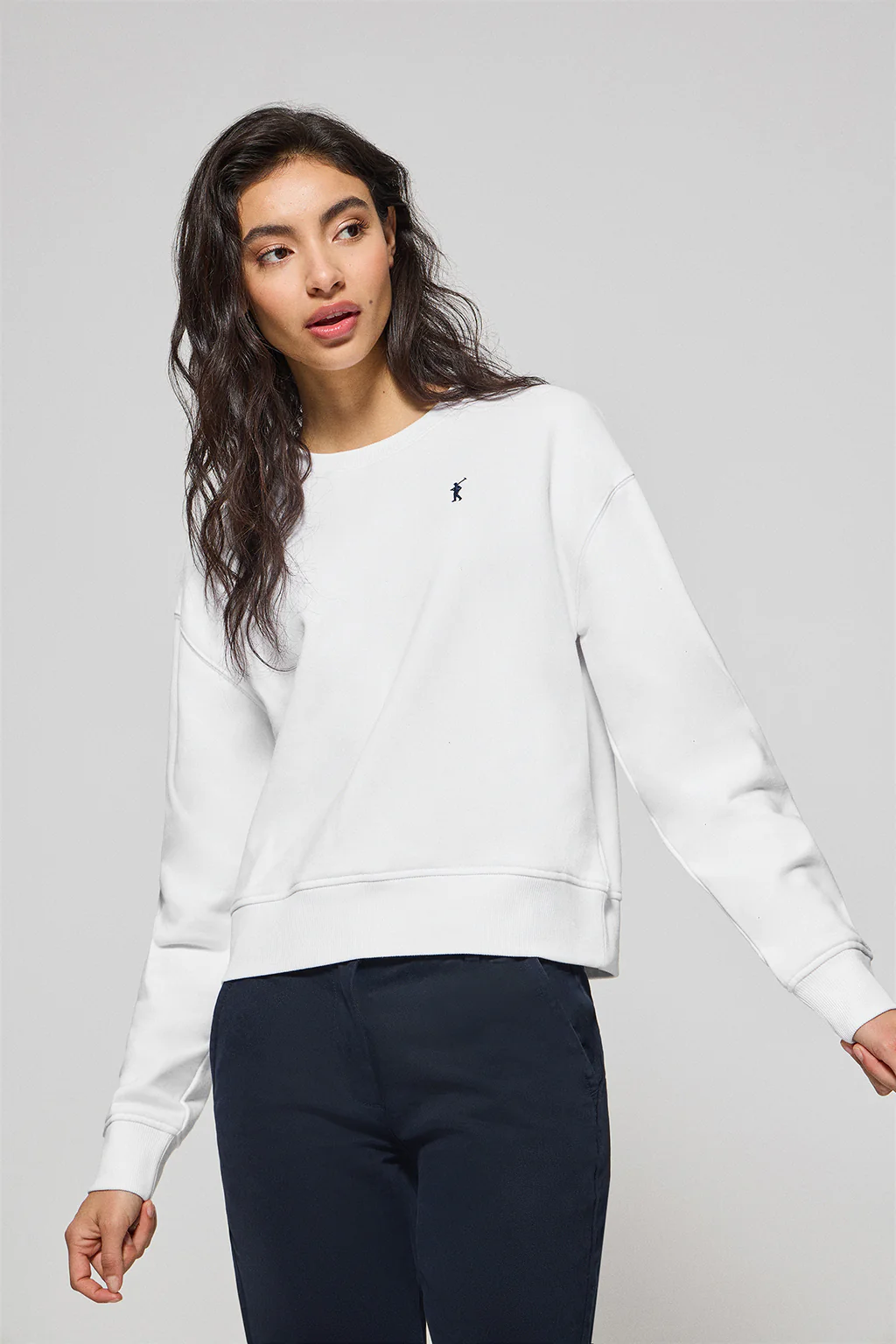 White round-neck sweatshirt with Rigby Go embroidered logo