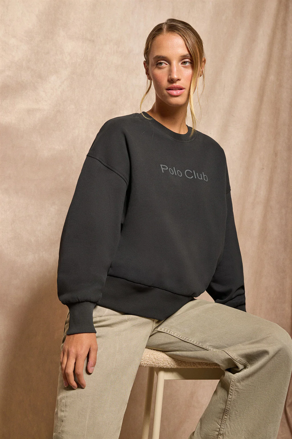 Black round-neck basic sweatshirt with front Polo Club rubber logo - Image 10