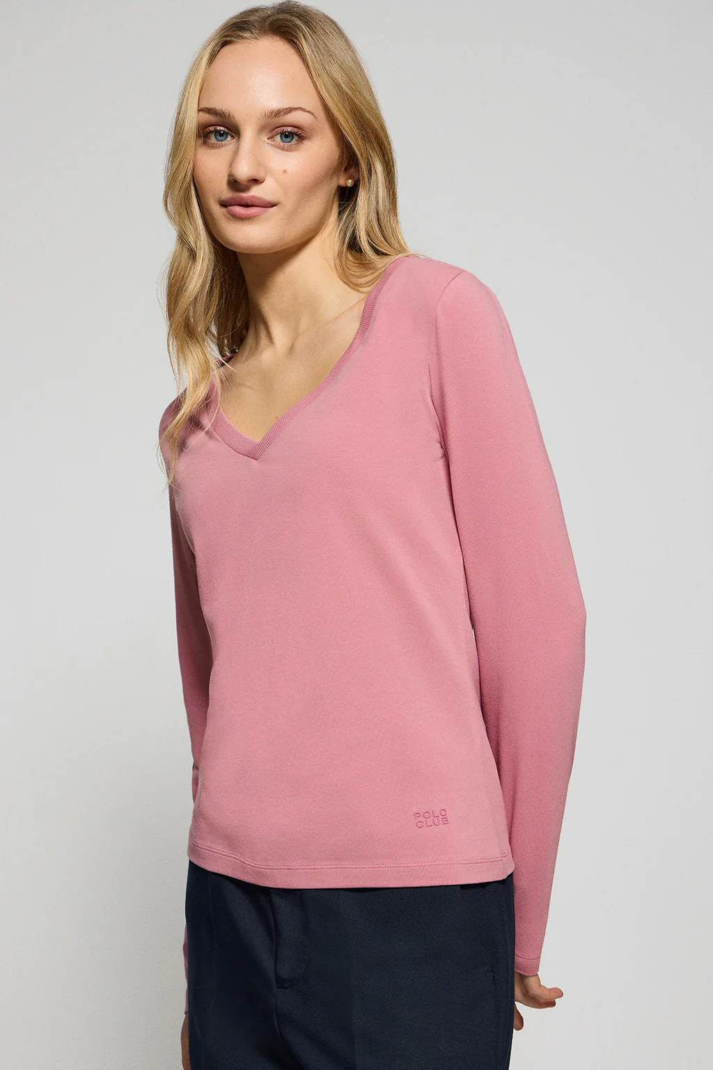 Dusty-pink V-neck basic tee with rubber logo