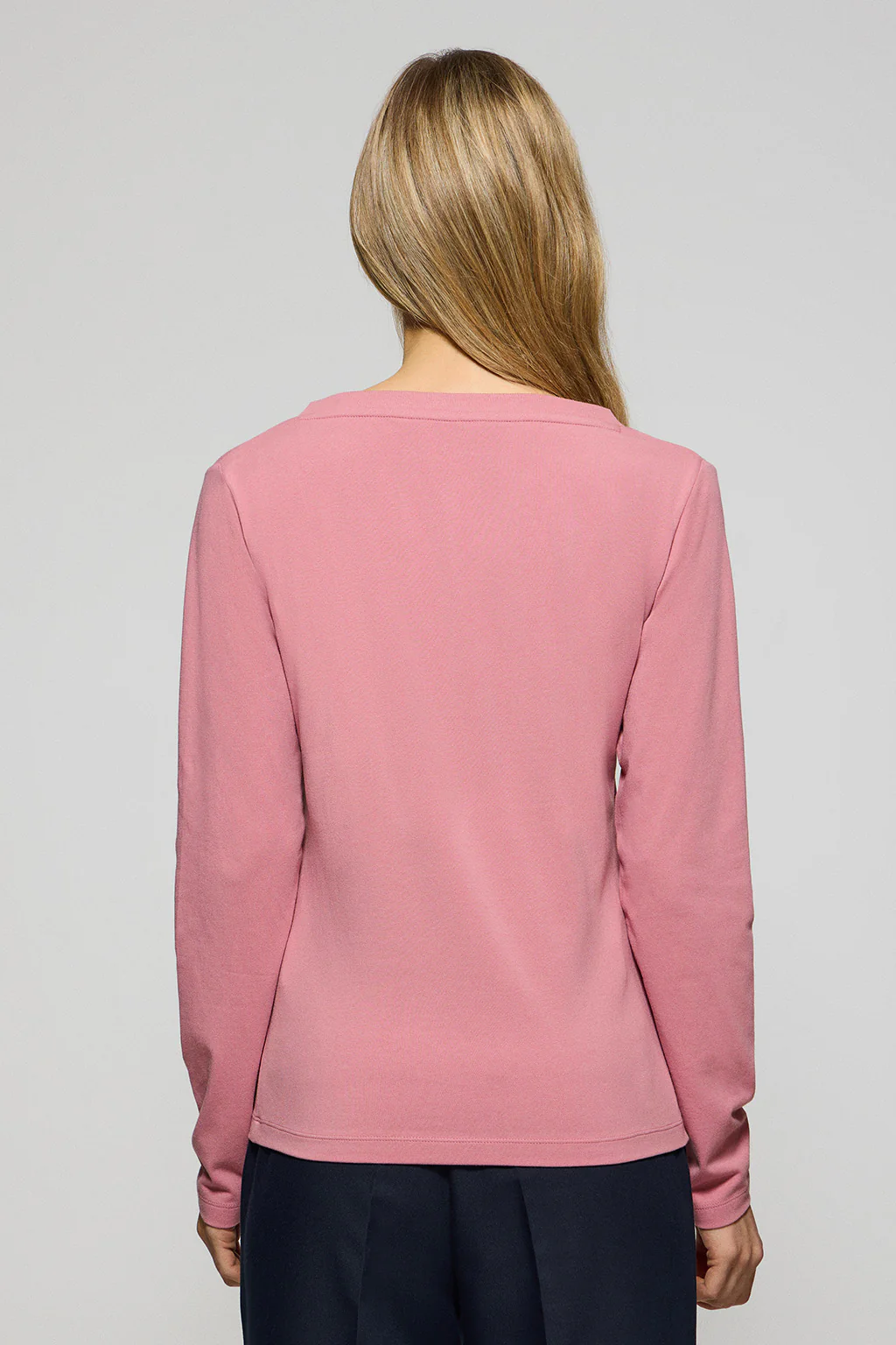 Dusty-pink V-neck basic tee with rubber logo - Image 2