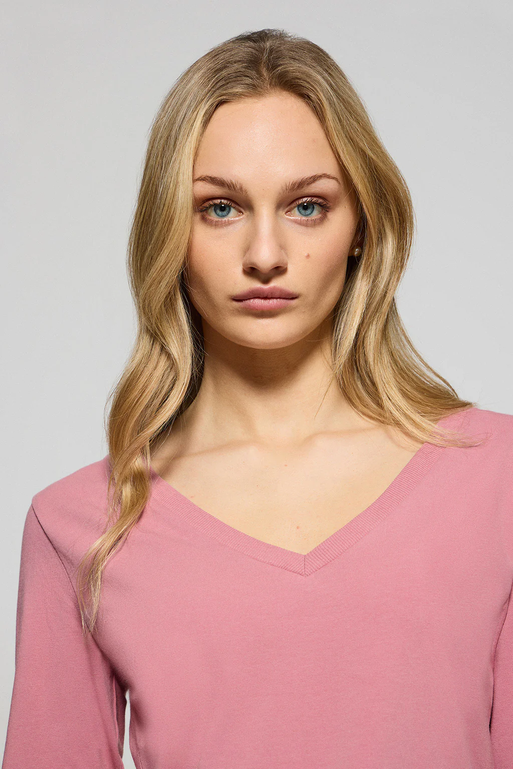Dusty-pink V-neck basic tee with rubber logo - Image 3