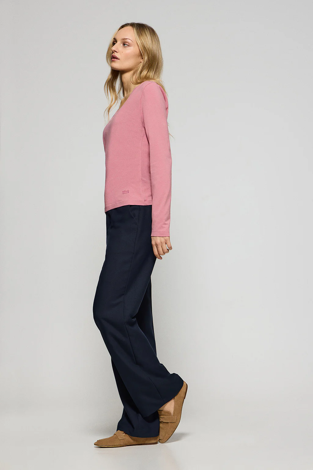 Dusty-pink V-neck basic tee with rubber logo - Image 4
