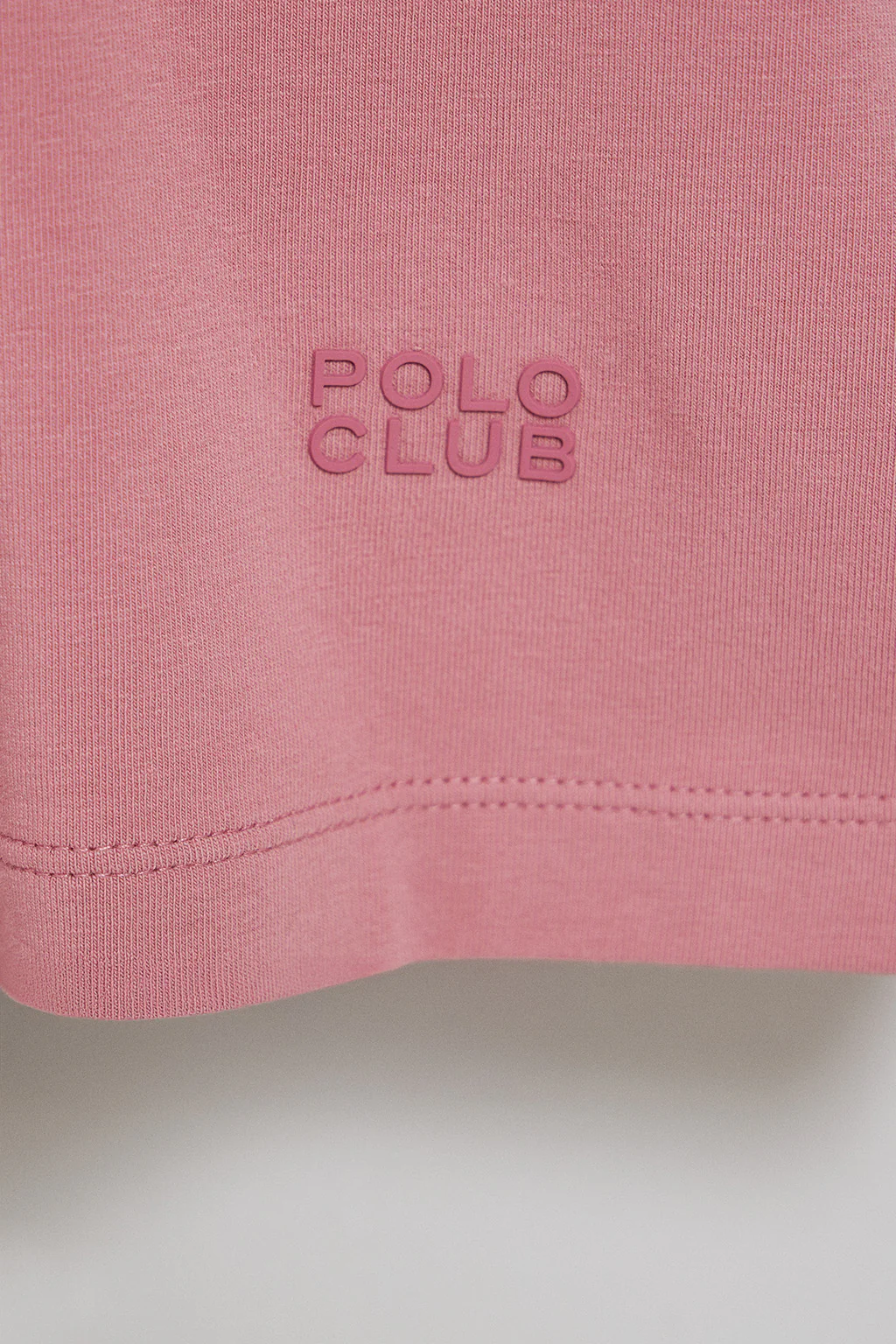 Dusty-pink V-neck basic tee with rubber logo - Image 6