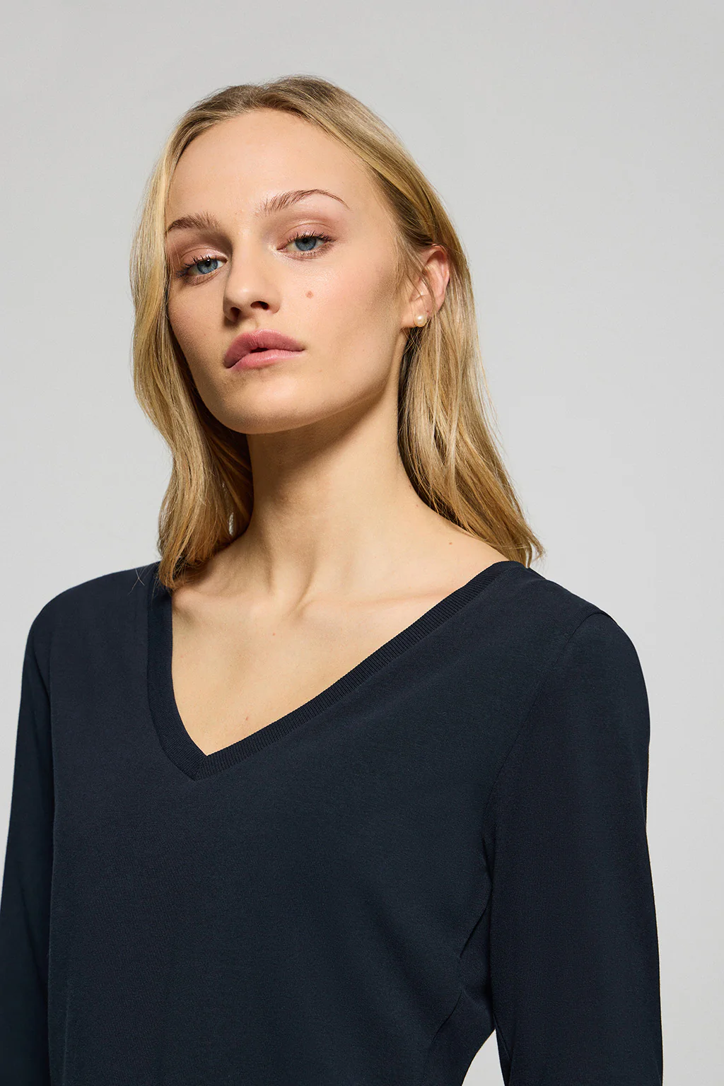 Navy-blue V-neck basic tee with rubber logo - Image 3