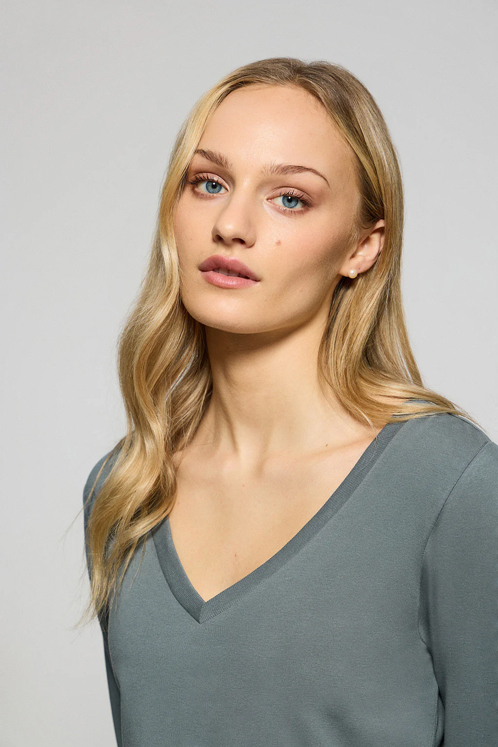 Stone-grey V-neck basic tee with rubber logo - Image 3