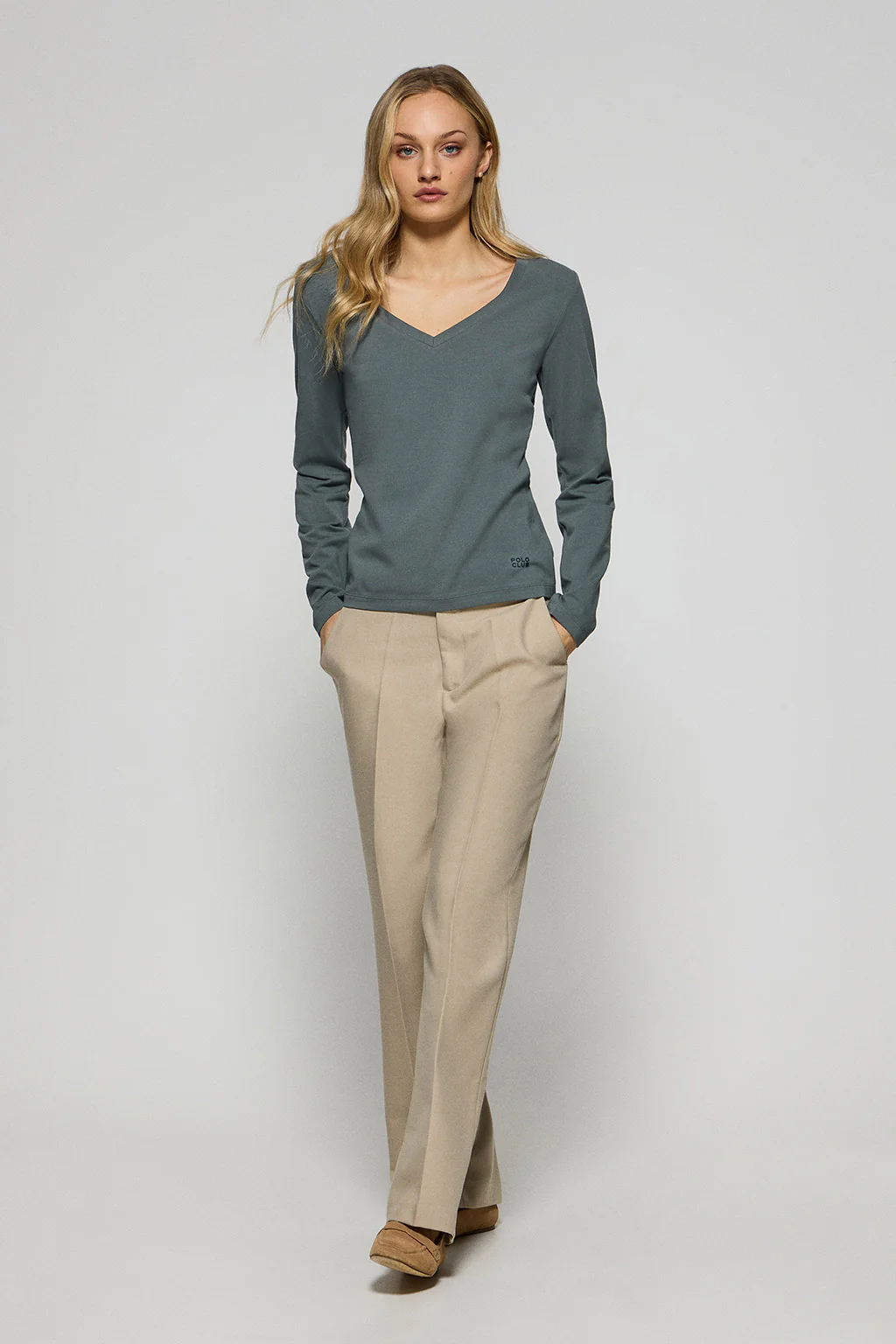 Stone-grey V-neck basic tee with rubber logo - Image 4