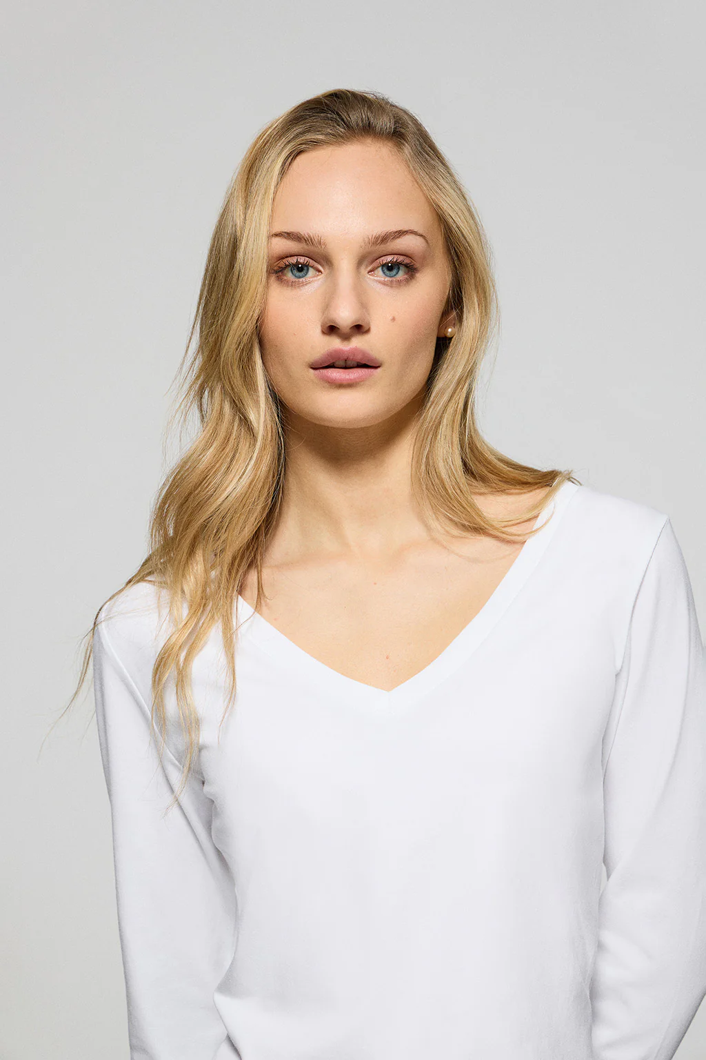 White V-neck basic tee with rubber logo - Image 3