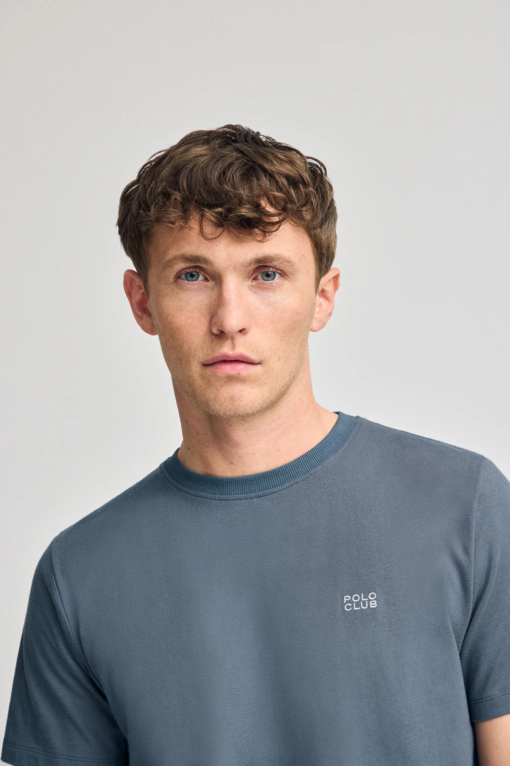 Denim-blue round-neck basic T-shirt with embroidered detail - Image 3