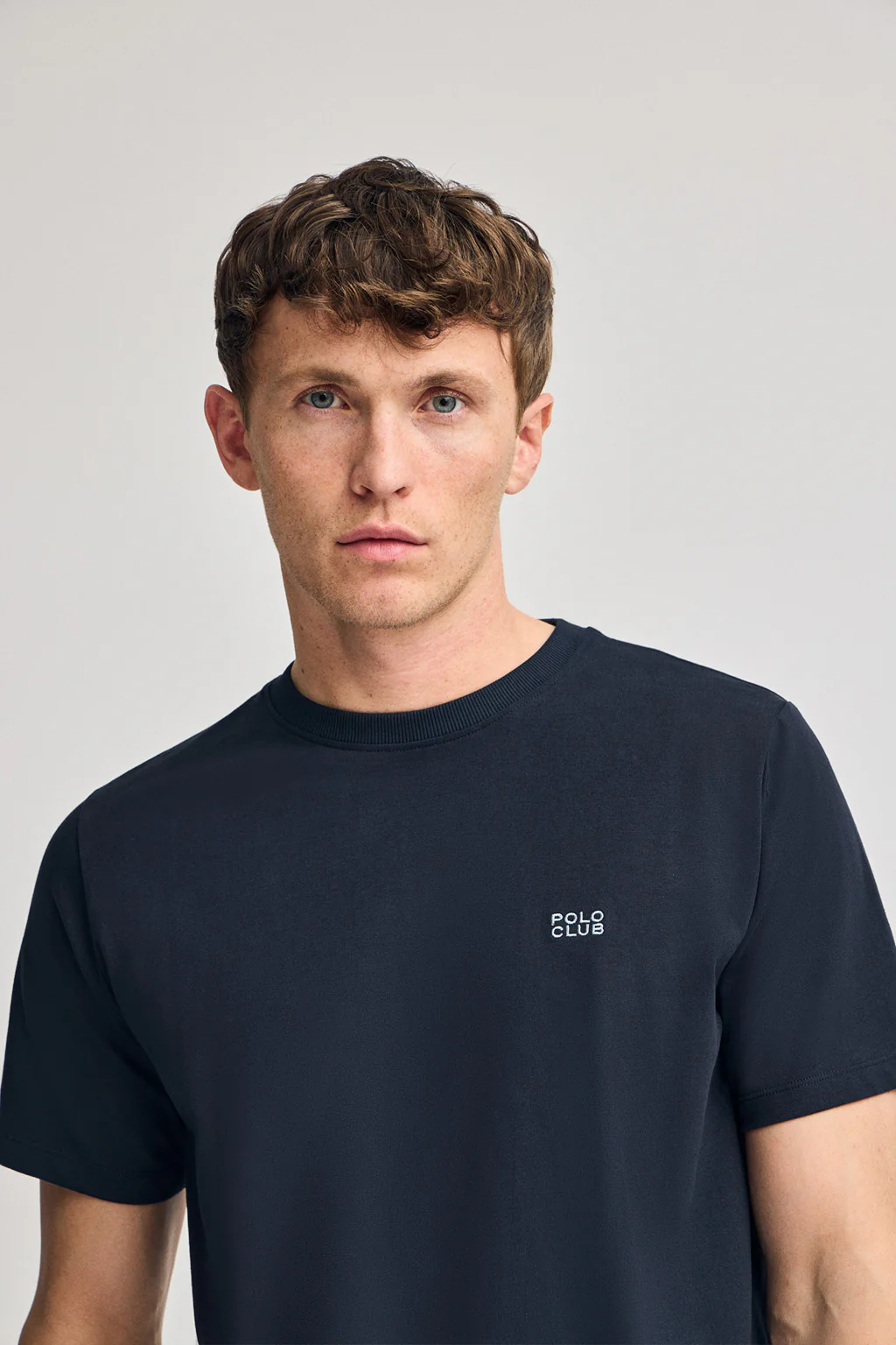 Navy-blue round-neck basic T-shirt with embroidered detail - Image 3