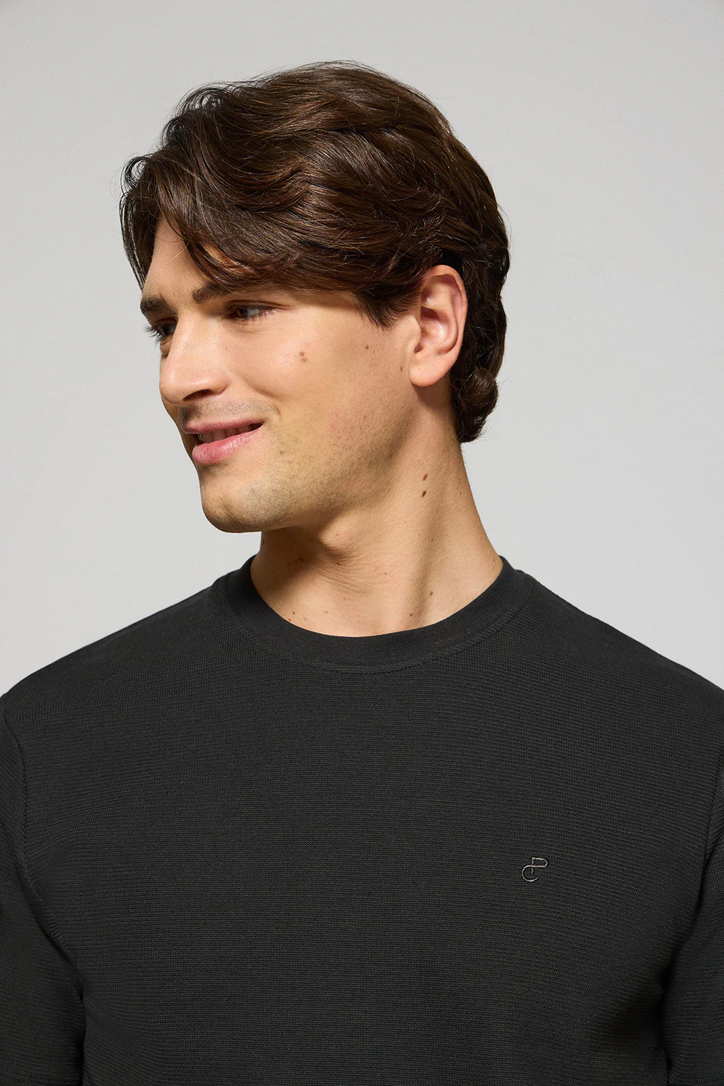 Black microstructured tee with PC embroidered monogram - Image 3