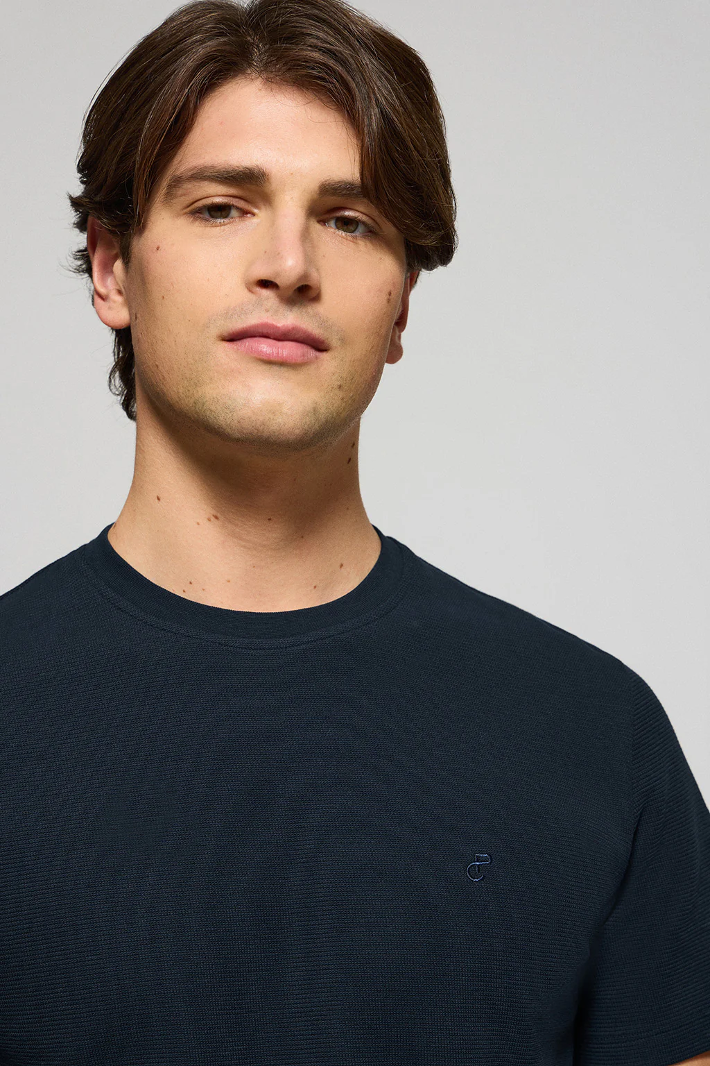 Navy-blue microstructured tee with PC embroidered monogram - Image 3