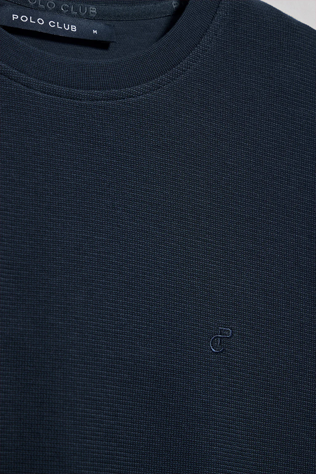 Navy-blue microstructured tee with PC embroidered monogram - Image 6