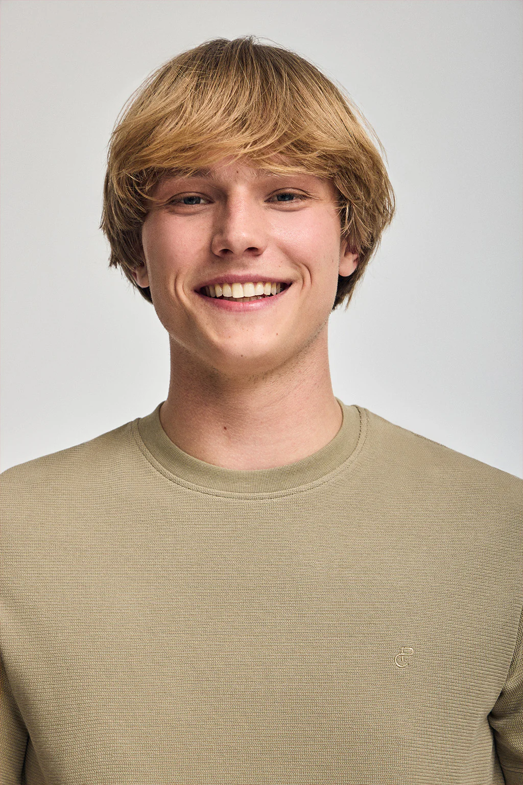 Green microstructured tee with PC embroidered monogram - Image 3