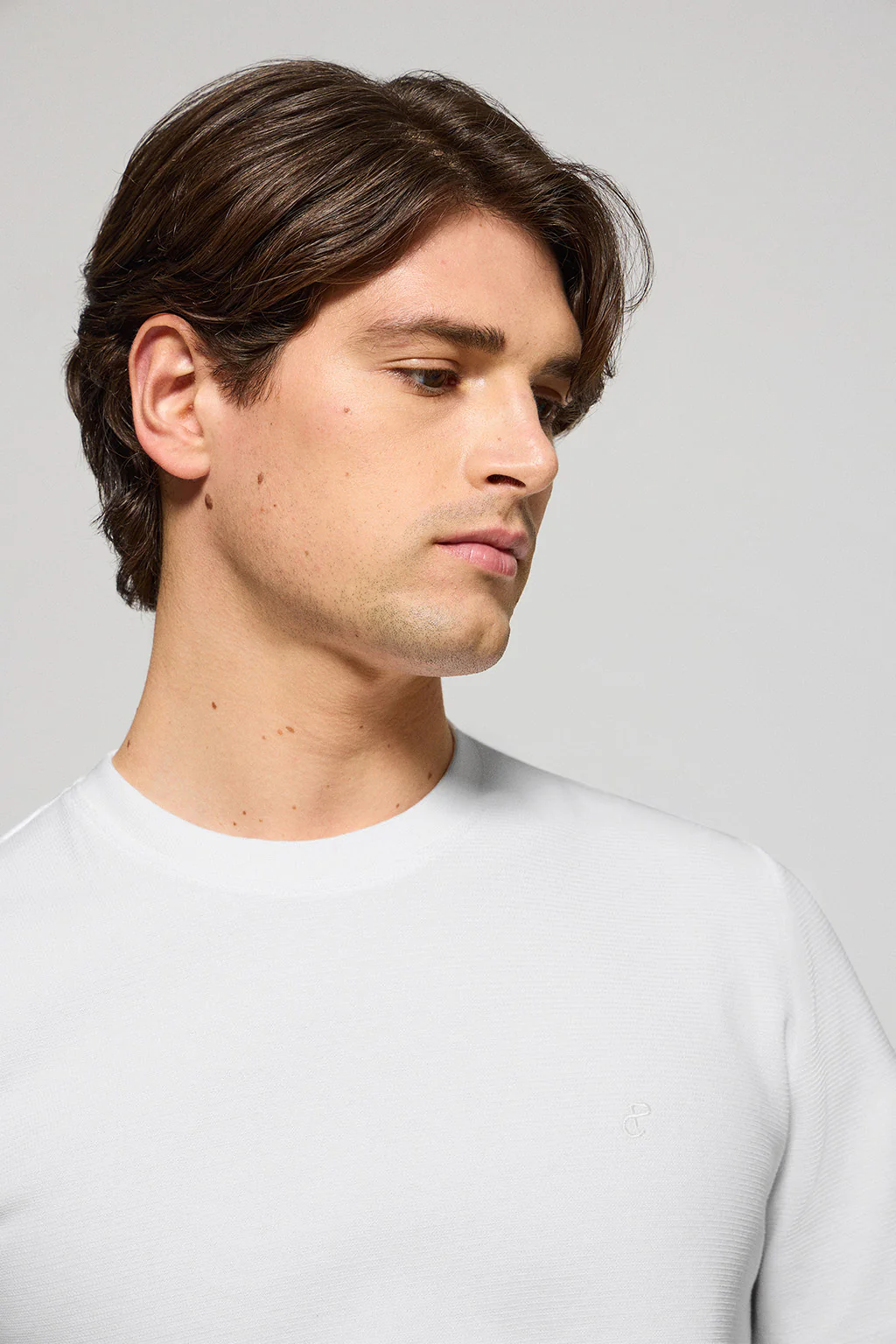 White microstructured tee with PC embroidered monogram - Image 3