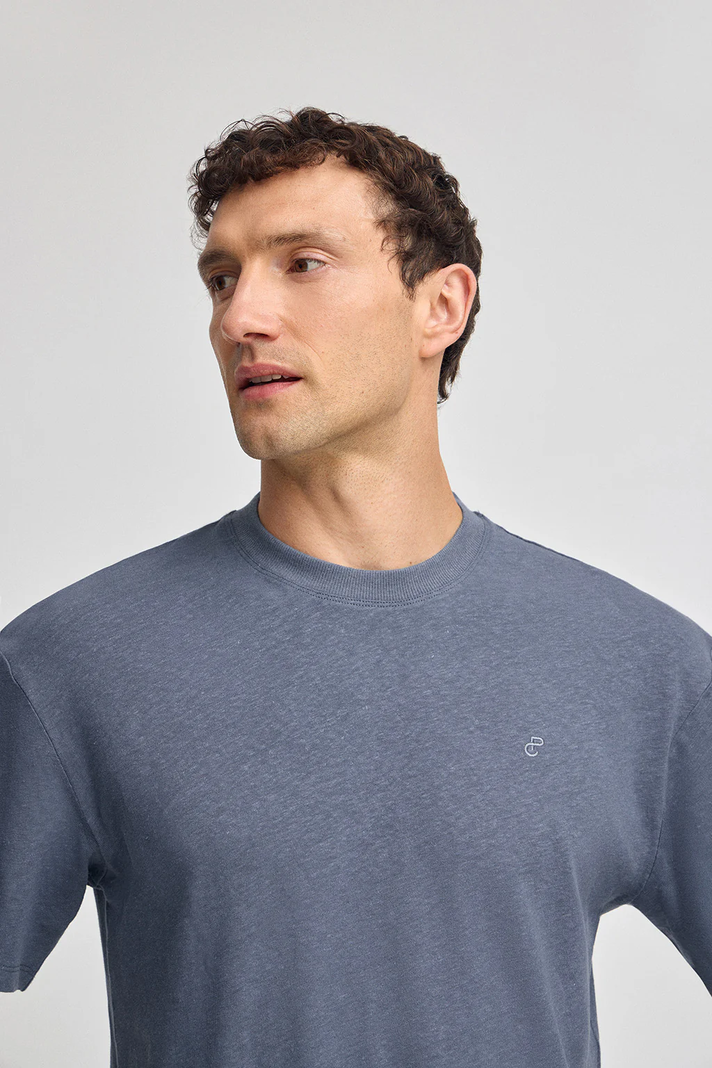 Denim-blue round-neck T-shirt in linen and cotton with embroidered monogram - Image 3