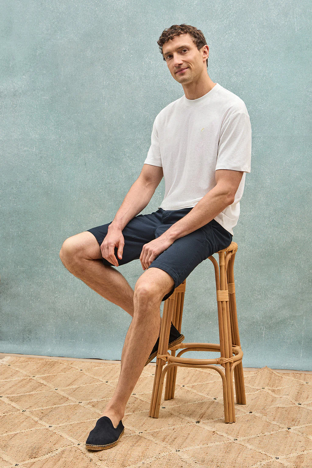 White round-neck T-shirt in linen and cotton with embroidered monogram - Image 10