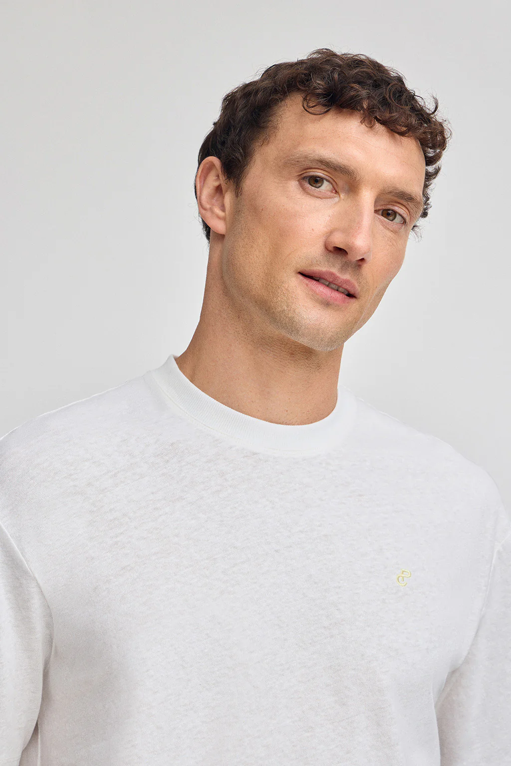 White round-neck T-shirt in linen and cotton with embroidered monogram - Image 3