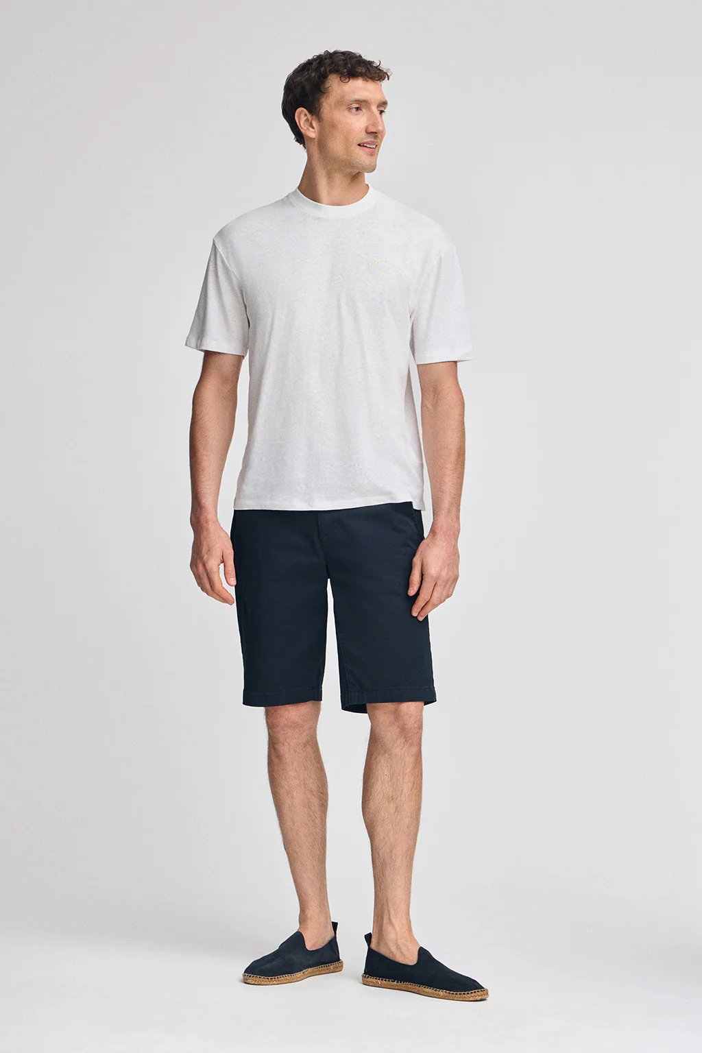 White round-neck T-shirt in linen and cotton with embroidered monogram - Image 4