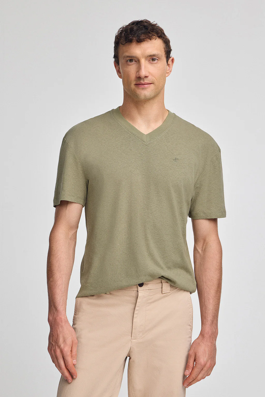 Green V-neck T-shirt in linen and cotton with embroidered monogram