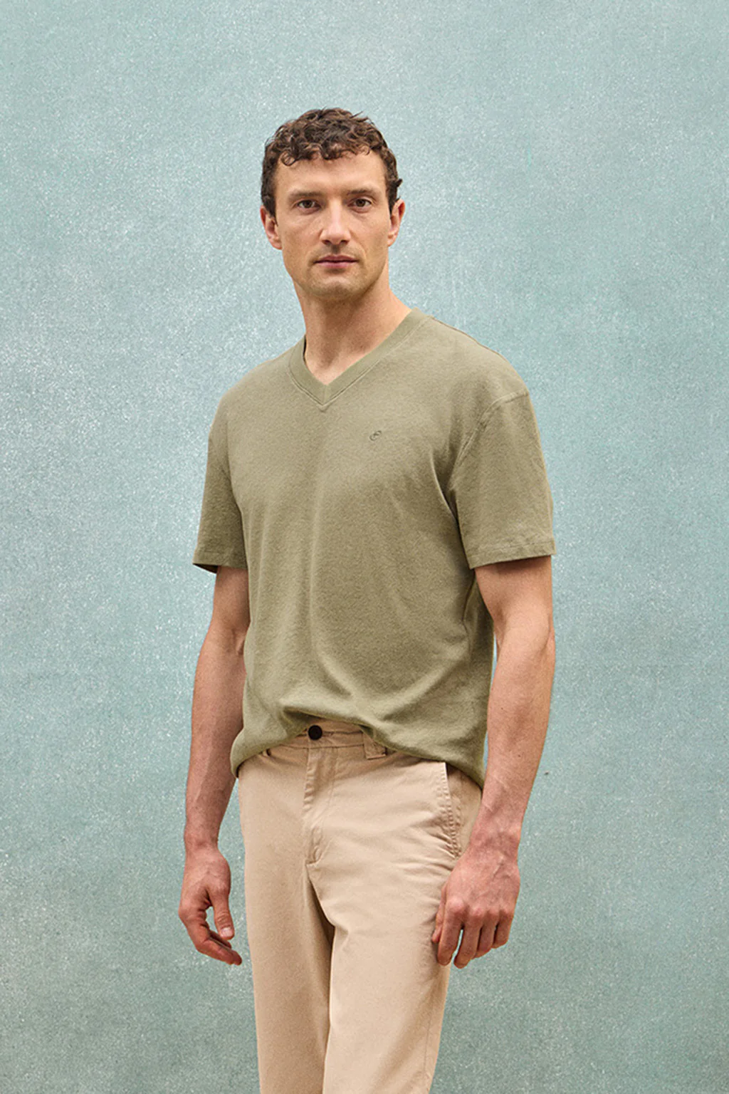 Green V-neck T-shirt in linen and cotton with embroidered monogram - Image 10