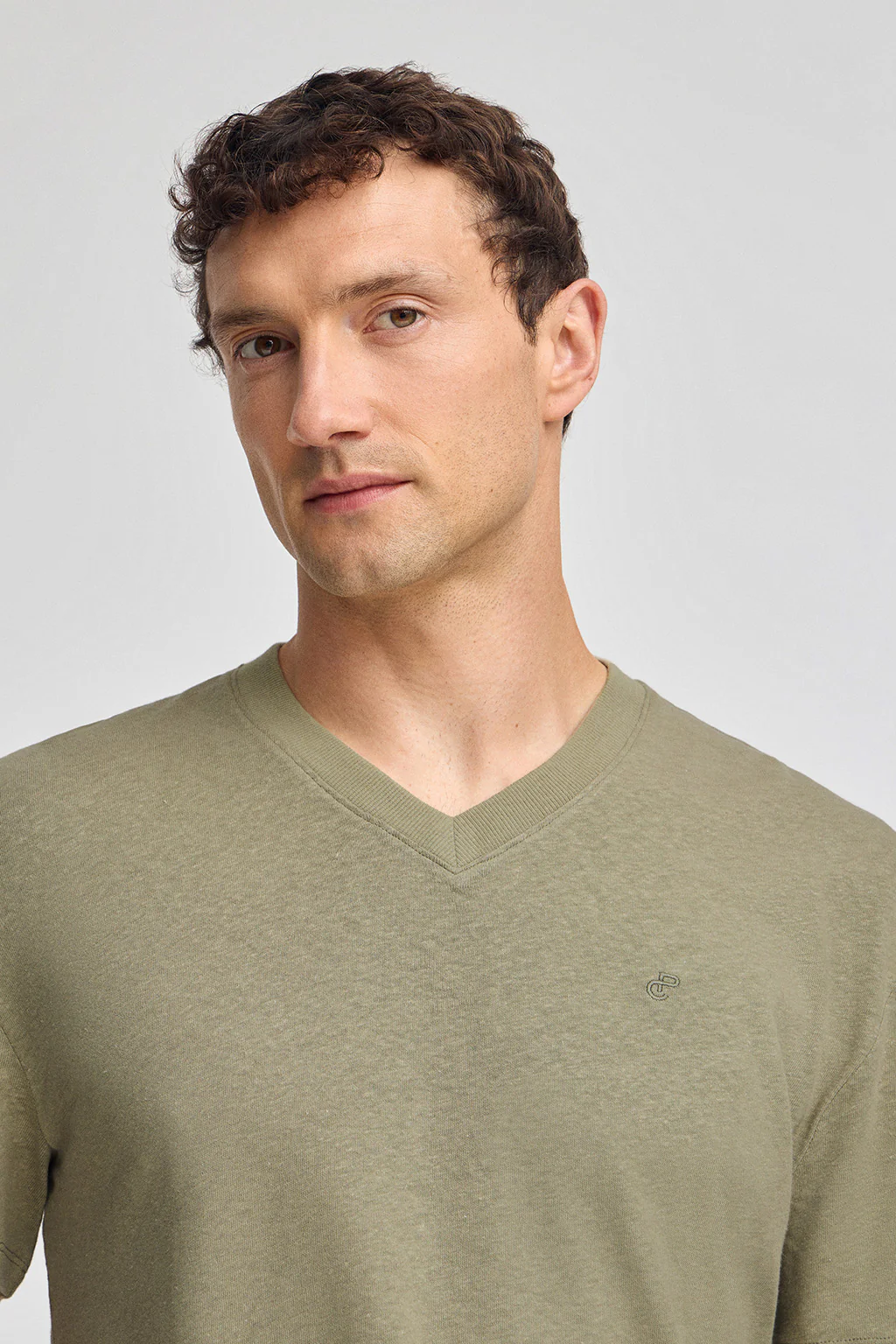 Green V-neck T-shirt in linen and cotton with embroidered monogram - Image 3