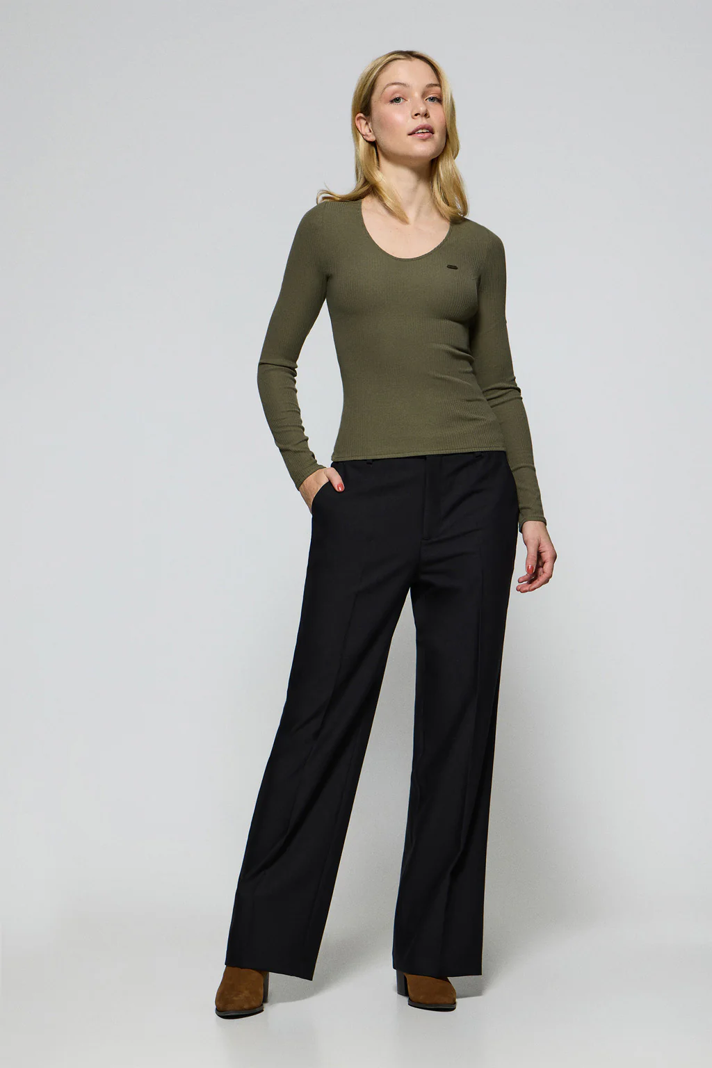 Army-green tee Penelope with Polo Club pearly button - Image 4