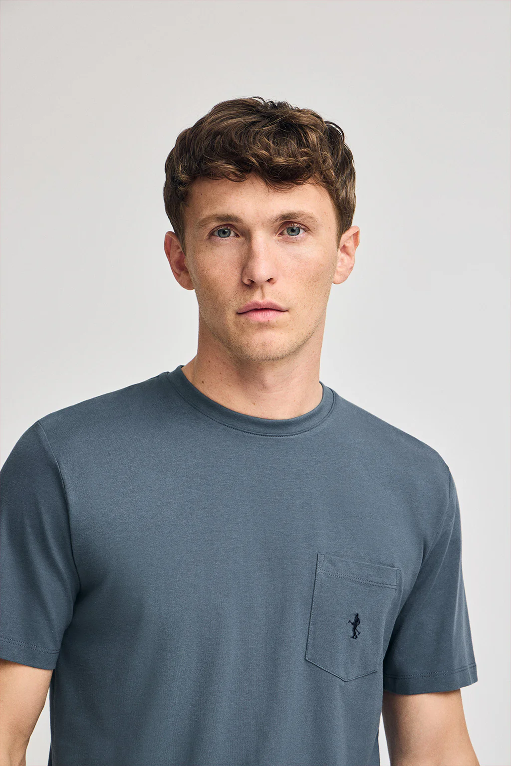 Denim-blue short-sleeve T-shirt with pocket and Rigby Best embroidery - Image 3