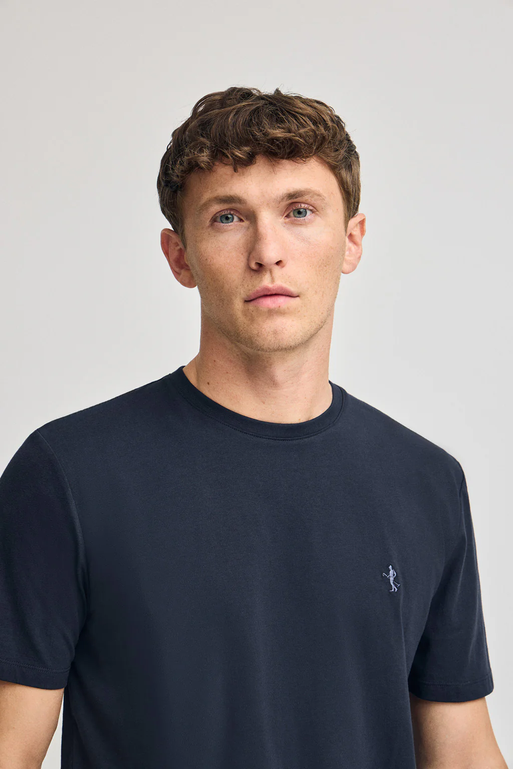 Navy-blue round-neck basic T-shirt with Rigby Best embroidery - Image 3