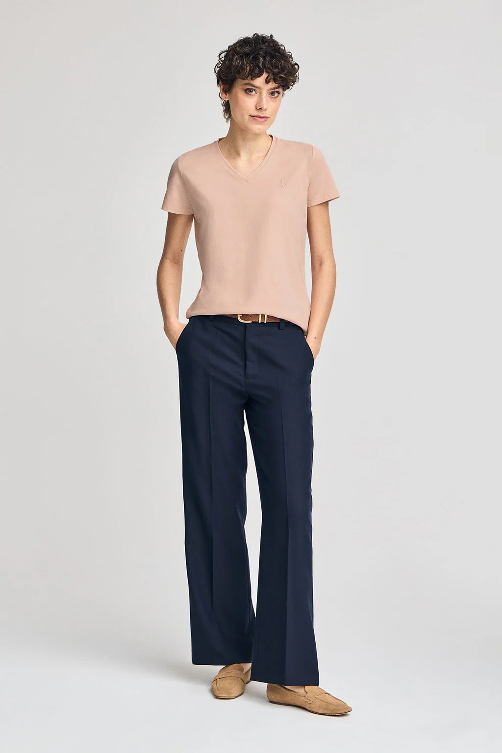 Blush-pink V-neck T-shirt with Rigby Best embroidery - Image 4