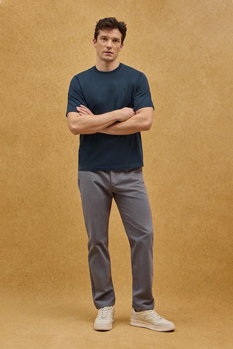 Navy-blue loose-fit T-shirt with round neck and Rigby Go logo - Image 2