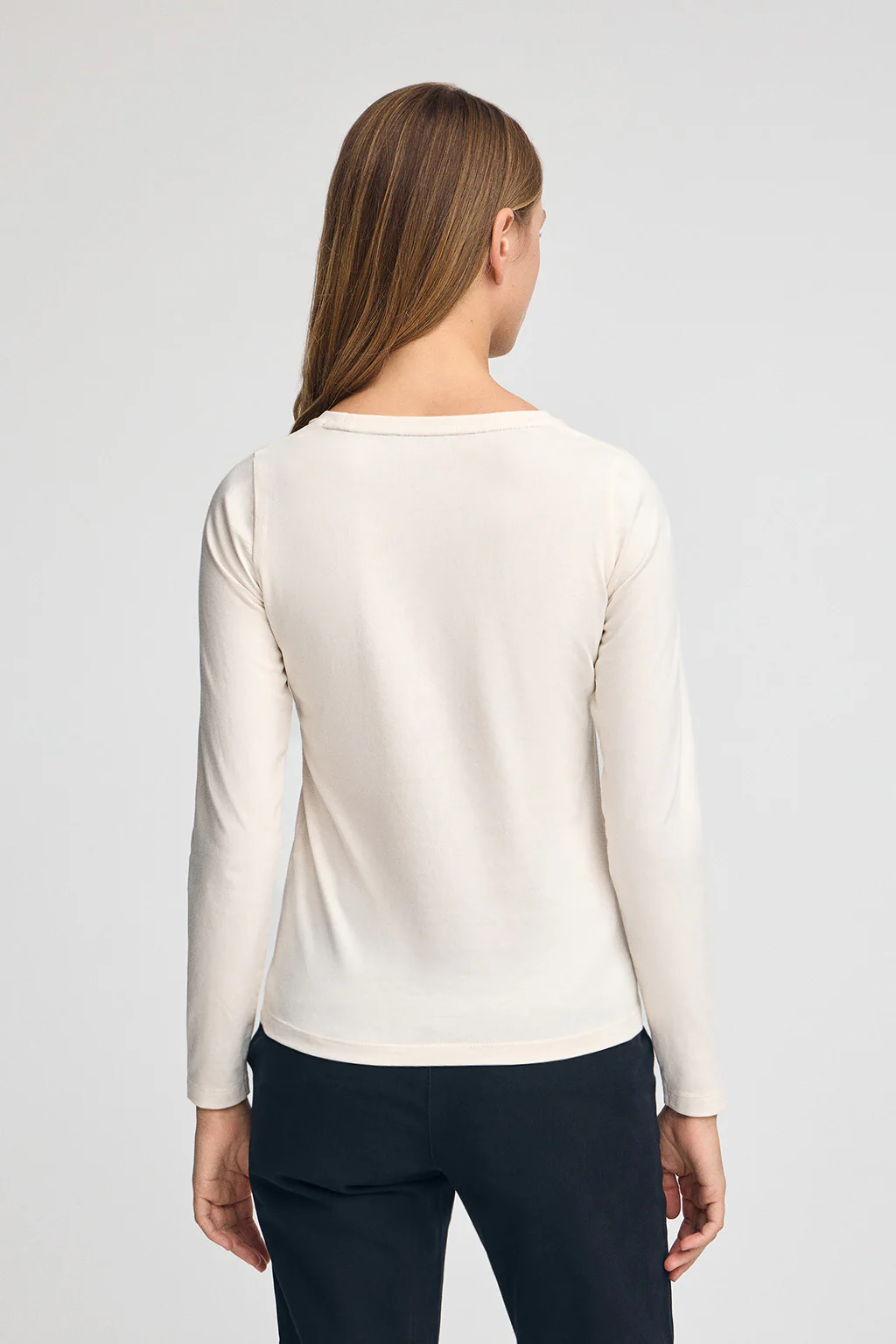 Nude long-sleeve T-shirt with round neck and Rigby Go Gold logo - Image 4