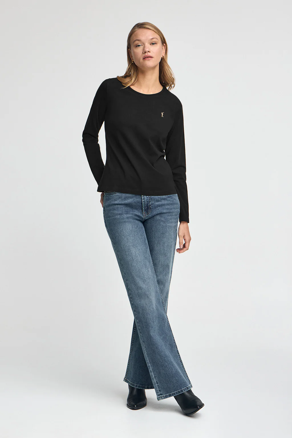 Black long-sleeve T-shirt with round neck and Rigby Go Gold logo - Image 3