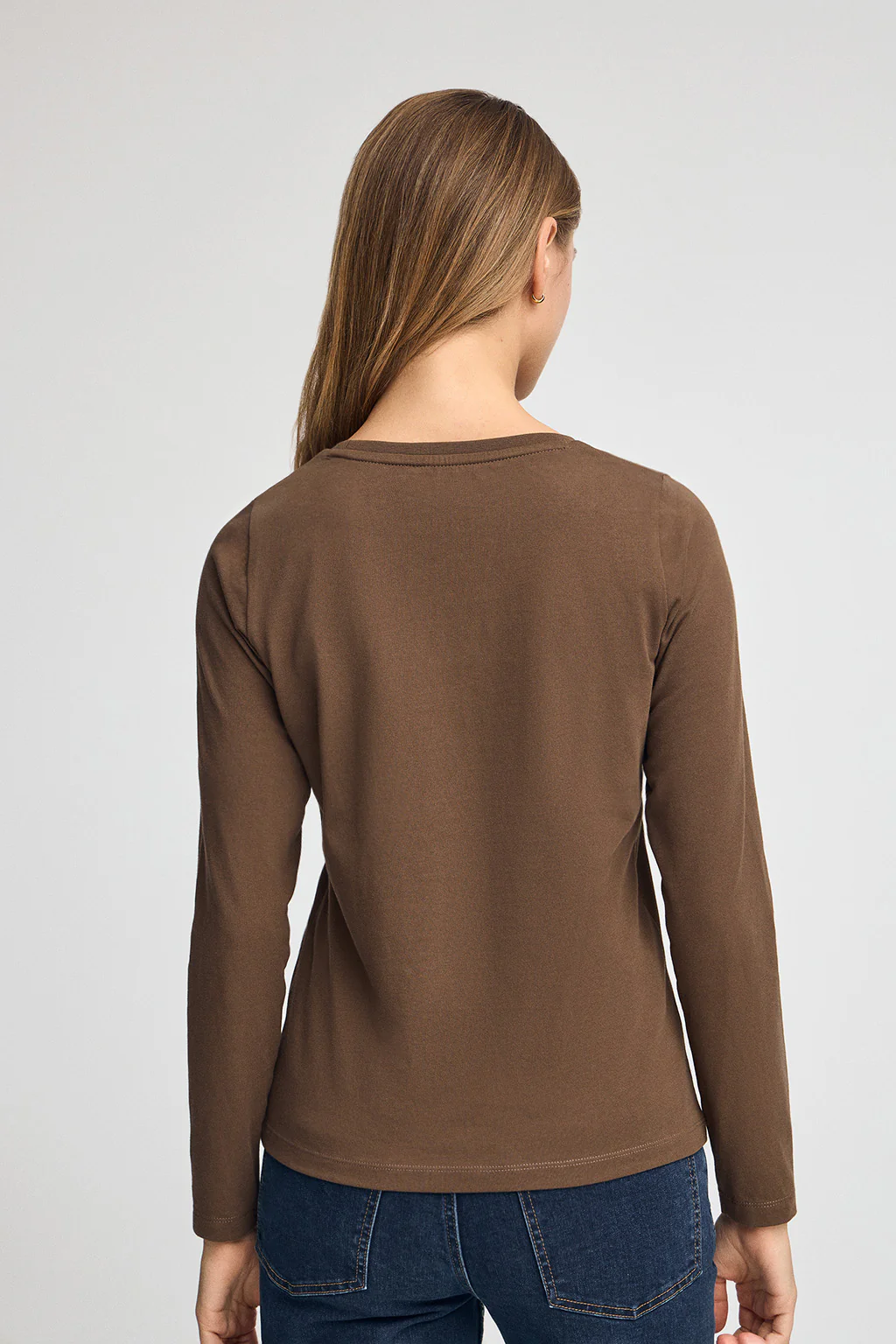 Dark-brown long-sleeve T-shirt with round neck and Rigby Go Gold logo - Image 4