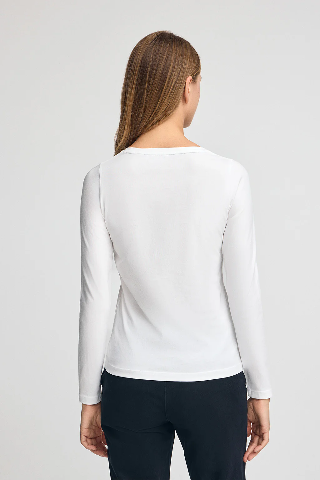 White long-sleeve T-shirt with round neck and Rigby Go embroidered logo - Image 4