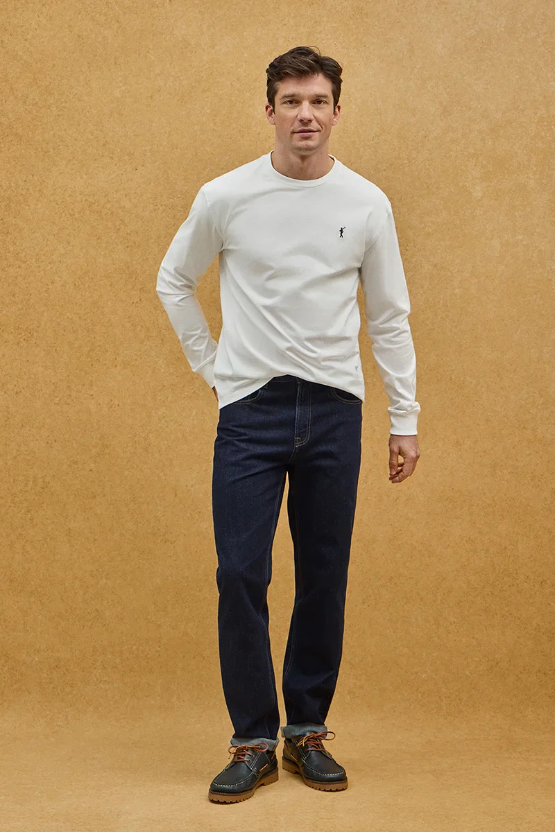 White long-sleeve T-shirt with straight fit and Rigby Go embroidery