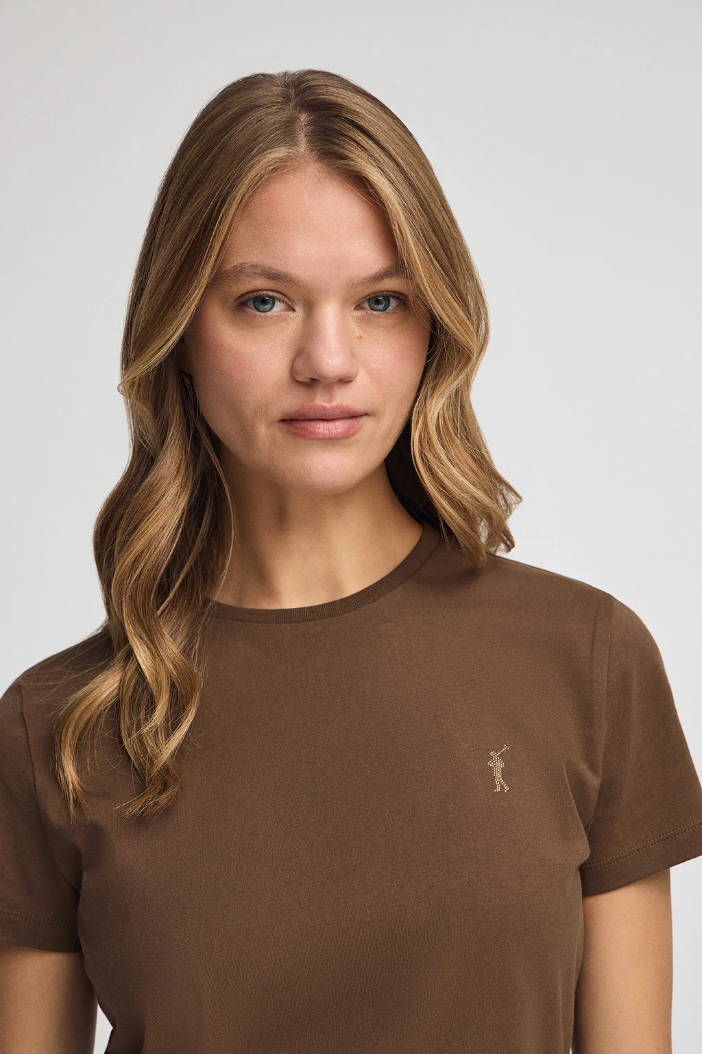 Dark-brown T-shirt with Rigby Go Gold logo