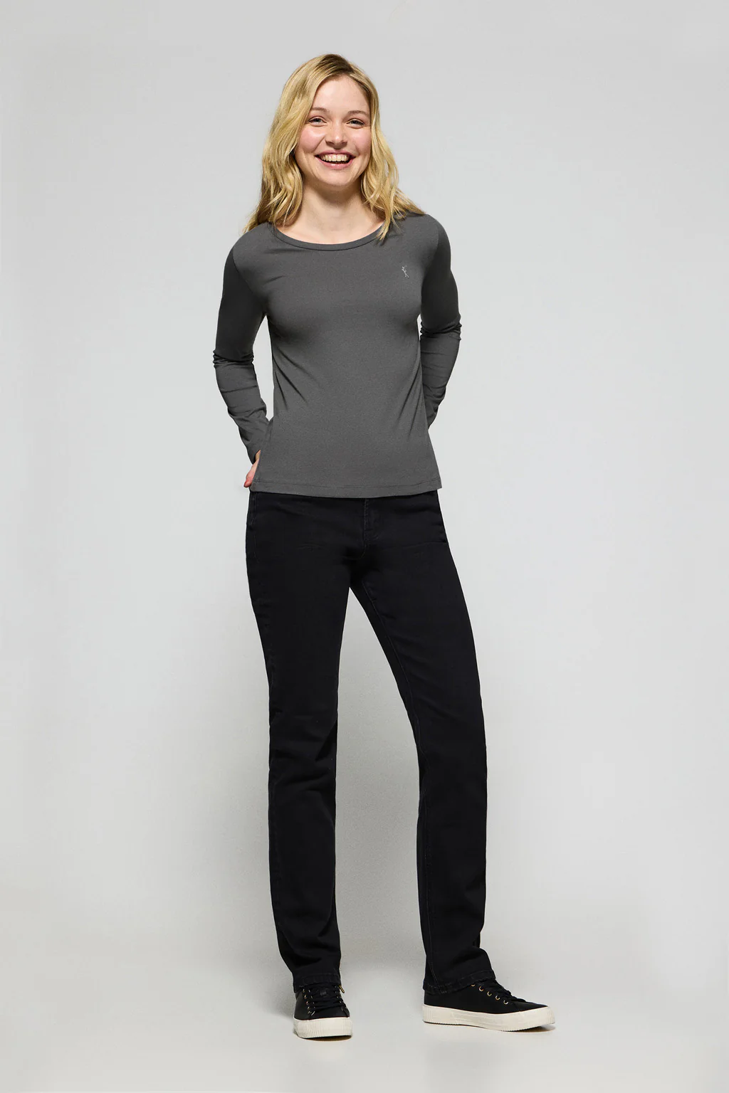 Asphalt-grey long-sleeve basic T-shirt with Rigby Go logo - Image 4
