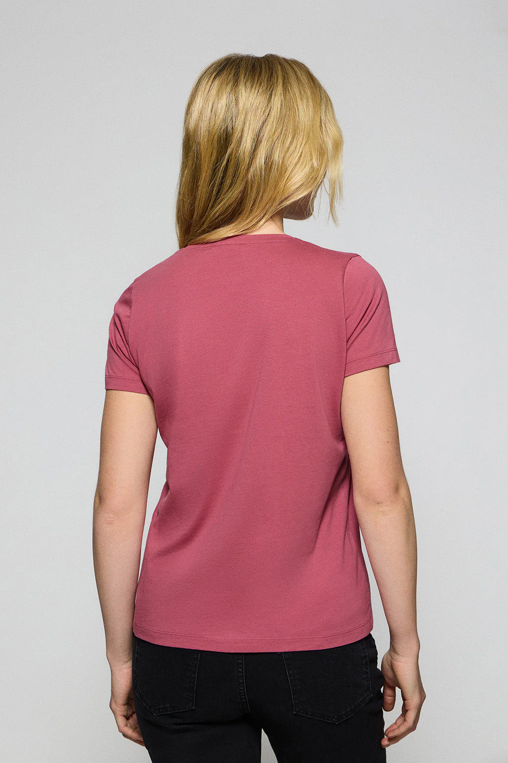 Wine-pink V-neck short-sleeve tee with Rigby Go embroidery - Image 5